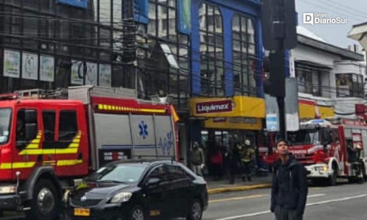 Reportan evacuación de emergencia en edificio del centro de Valdivia