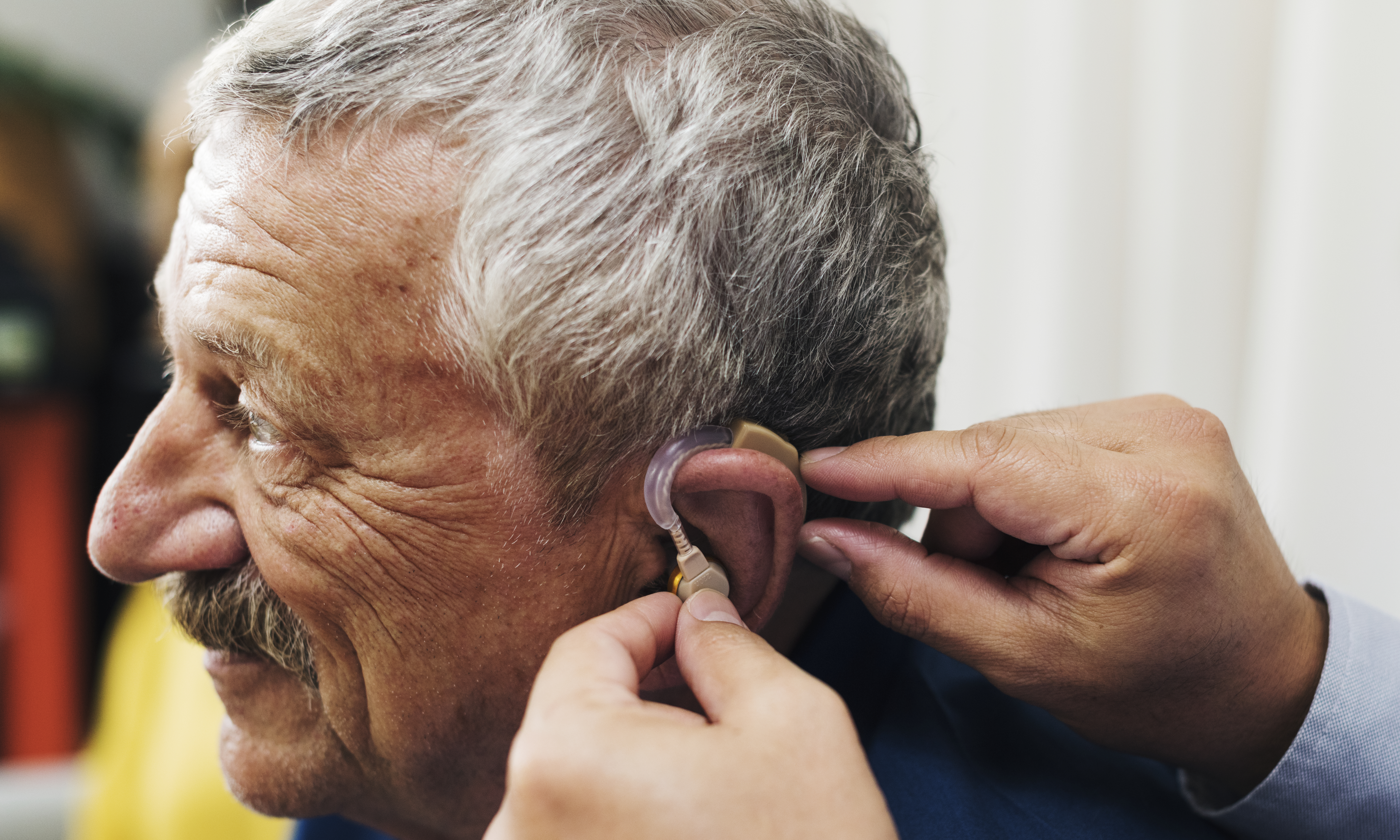 Estudio UC elevó a un 68% la adherencia al uso de audífonos mediante programa de rehabilitación auditiva en adultos mayores