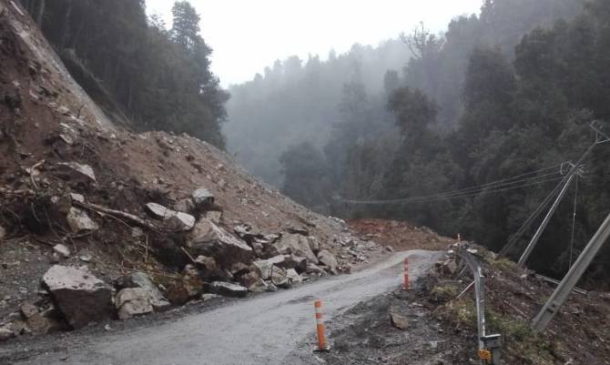 MOP despejará derrumbe ocurrido en Ruta Coñaripe-Pellaifa, cuando las condiciones climáticas lo permitan