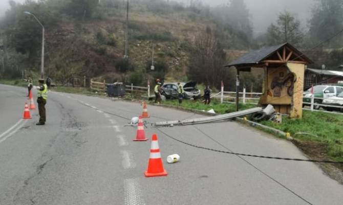 Joven que esperaba locomoción murió tras choque de automóvil con poste en Valdivia