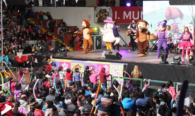 Valdivia cerró día del niño con gran presentación de "Mi Perro Chocolo"