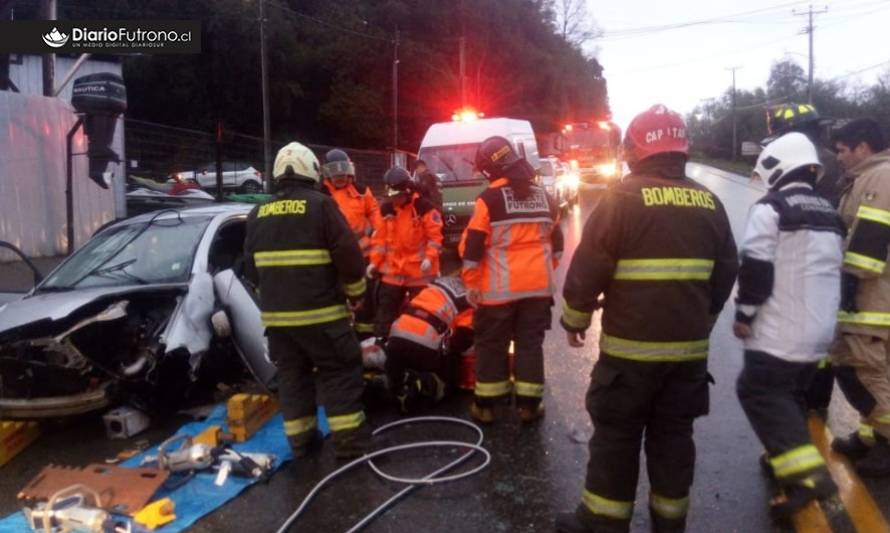 Conductor resultó herido tras chocar con muro a la salida de Futrono