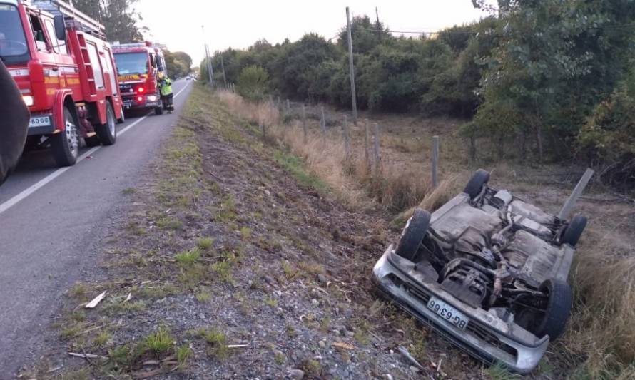 Tres lesionados tras volcamiento de vehículo en ruta Valdivia-Antilhue