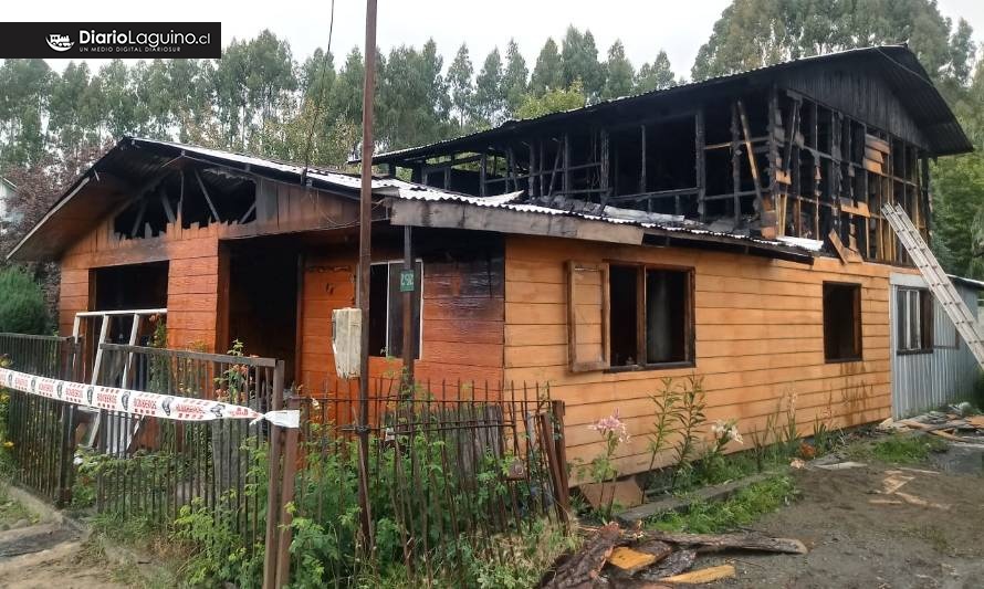 Cuatro damnificados tras incendio de vivienda en Antilhue