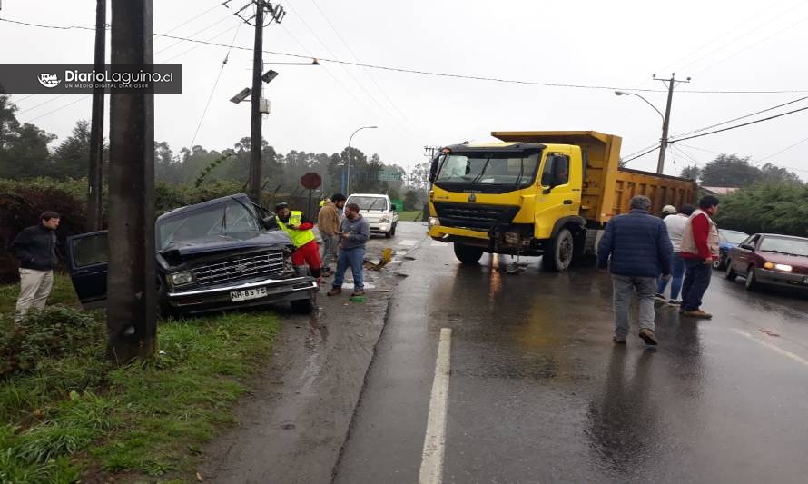 Colisión de camión y camioneta deja 3 lesionados en Los Lagos