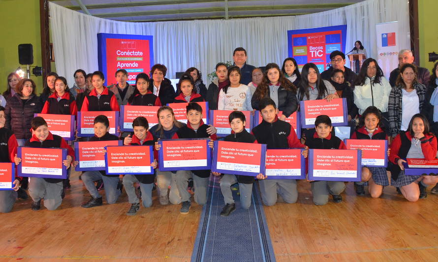 Mineduc entregó 406 computadores portátiles a estudiantes de séptimo básico de Panguipulli
