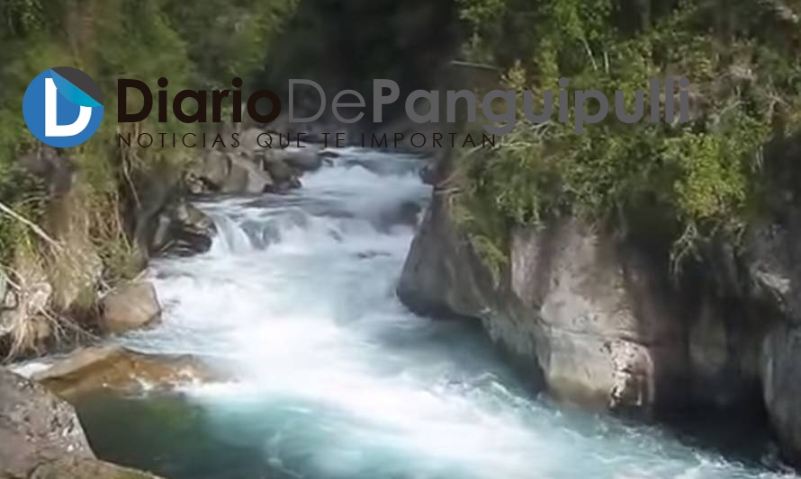 Panguipulli: Buscan a joven desaparecido tras caer a río Liquiñe
