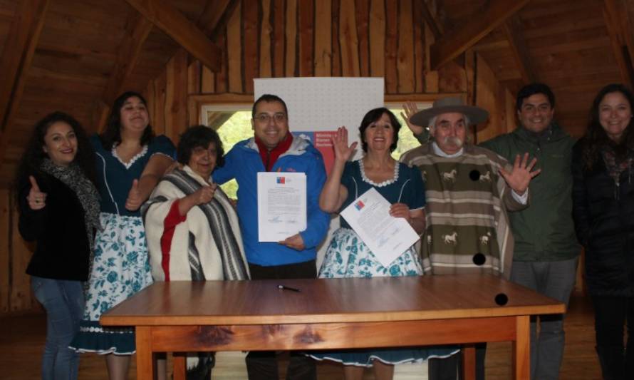 Conjunto folclórico “Cantares del Bosque” de Neltume recibió concesión de Bienes Nacionales