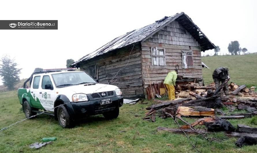 Carabineros recolectaron y cortaron leña para abuelito de sector rural de Río Bueno