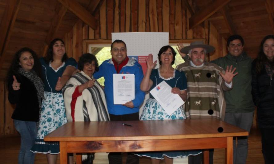 Conjunto folclórico “Cantares del Bosque” de Neltume recibió concesión de Bienes Nacionales
