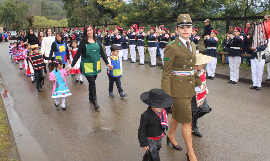 Comunidad de Riñihue tuvo impecable desfile 