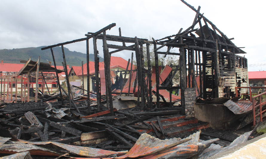 Municipio anuncia querella tras incendio que destruyó ex escuela Francia en Los Lagos