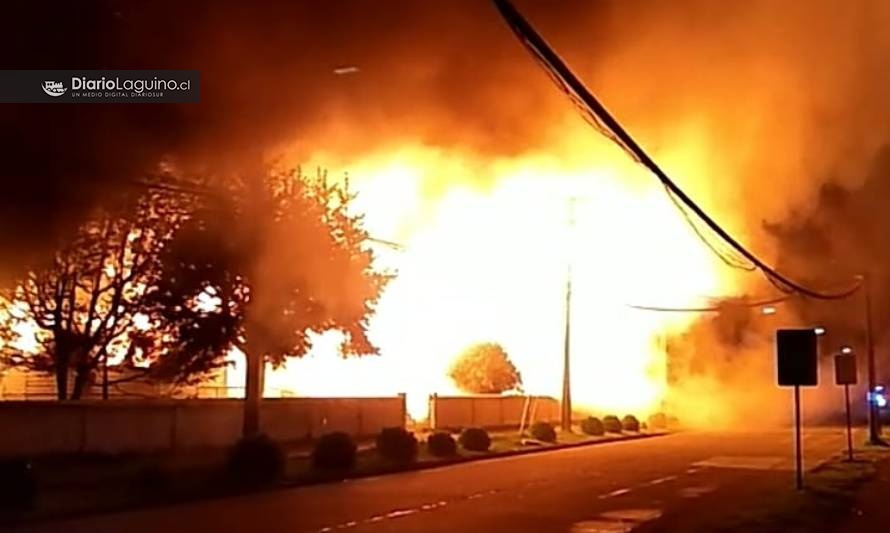 Incendio terminó por destruir antigua Escuela Francia en Los Lagos