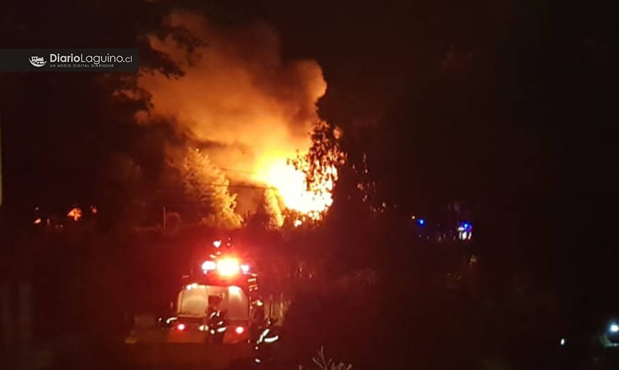 Incendio destruyó vivienda habitada por conocida familia de Los Lagos