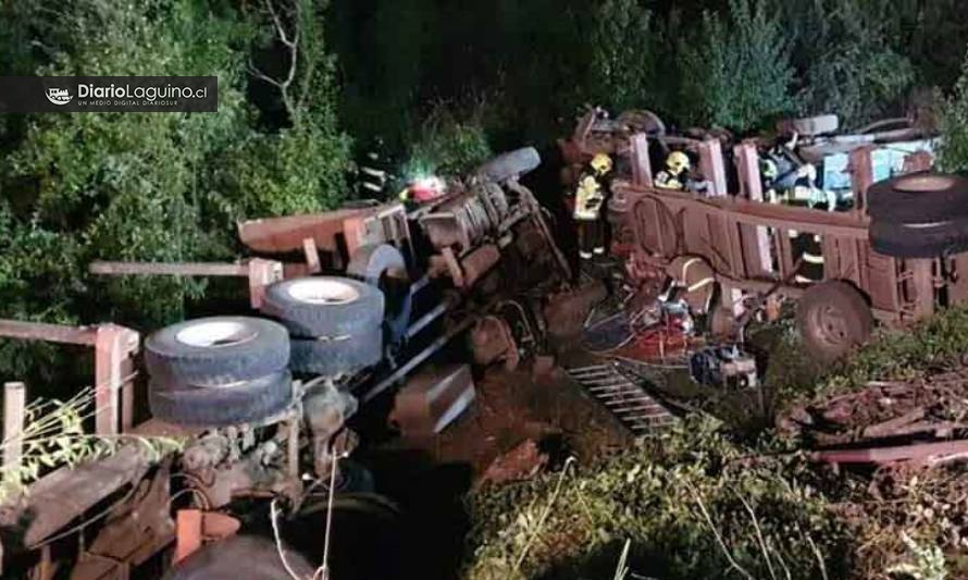 Camiones volcaron a la altura de Los Lagos: conductores resultaron lesionados