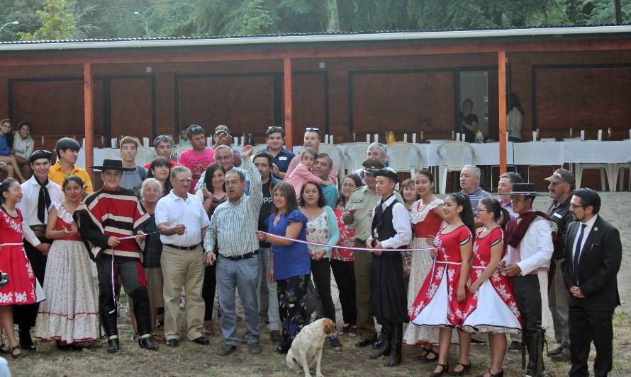 Vecinos de Riñihue inauguran nueva feria gastronómica