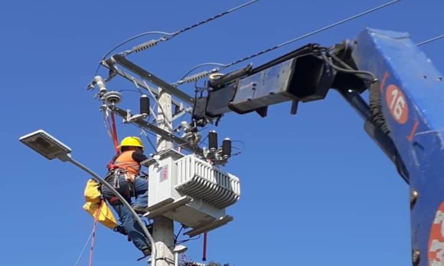 Saesa anuncia a la comunidad y visitantes de Coñaripe que red eléctrica fue reparada 