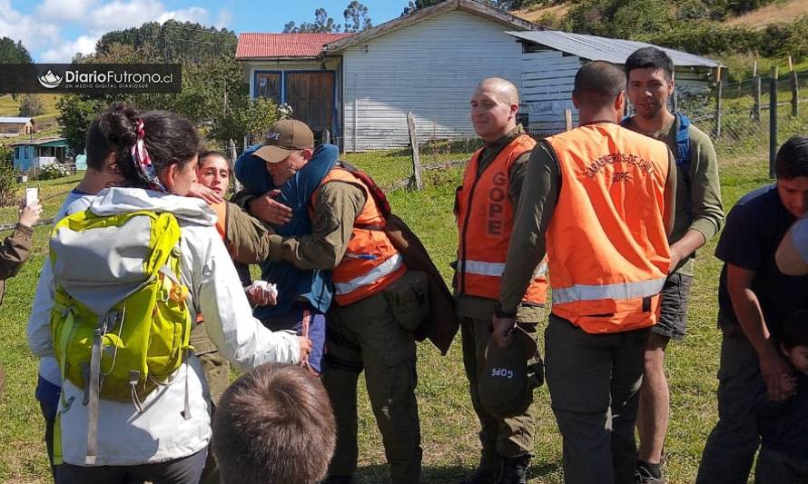 Rescatan a excursionistas perdidos en cerro de Futrono 