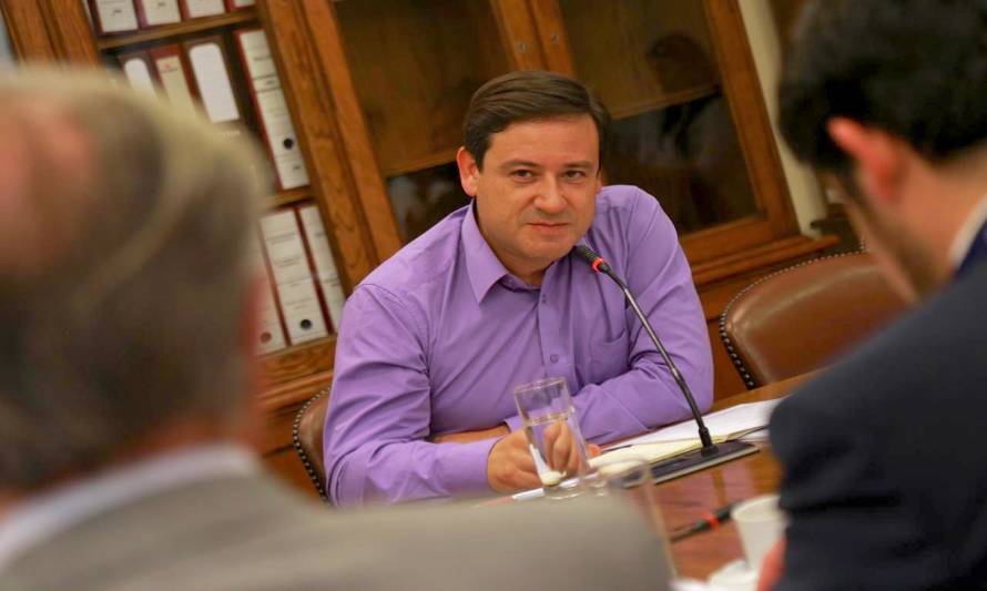 Diputado Rosas pide solución urgente a situación financiera del hospital de Panguipulli tras notificarse reducciones salariales