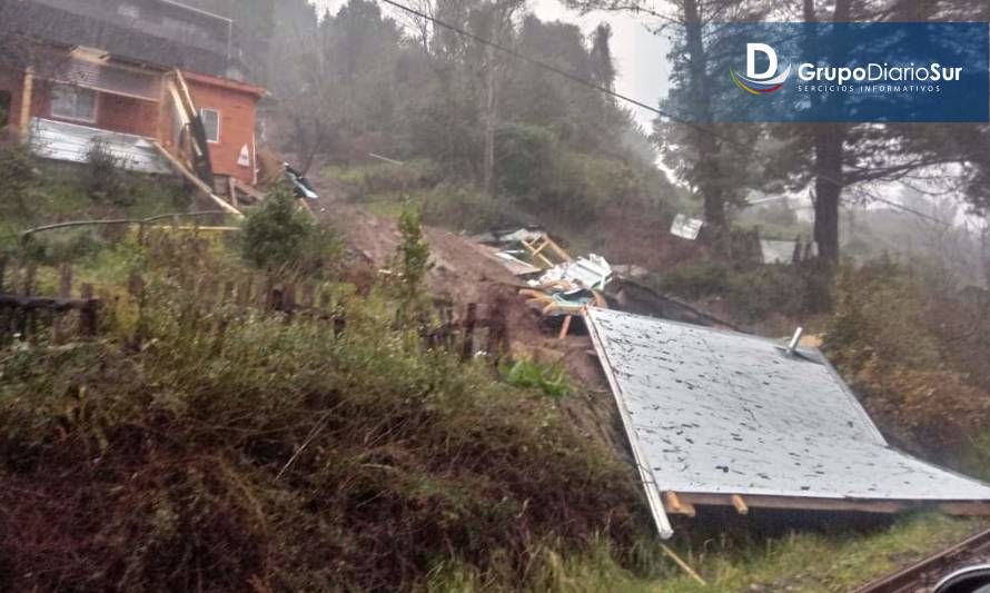 Vivienda terminó destruida tras deslizamiento de tierra en Los Lagos