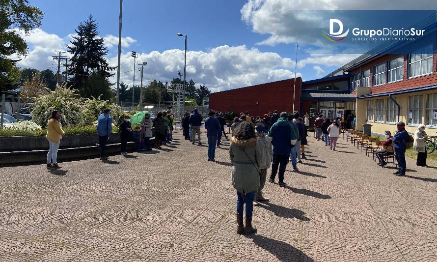 Histórica jornada electoral en Paillaco: más de 50 personas hacen fila para votar en Liceo RAP