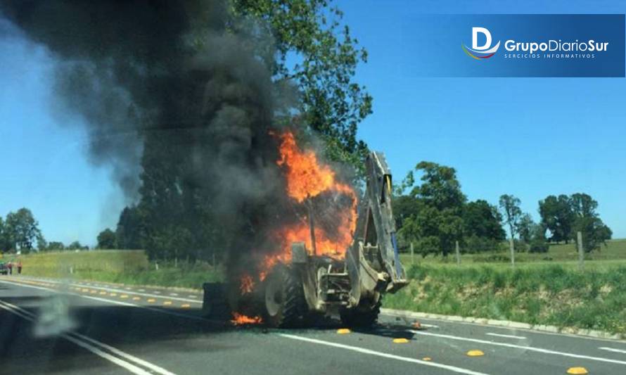 Retroexcavadora se incendió en ruta Lago Ranco-Río Bueno