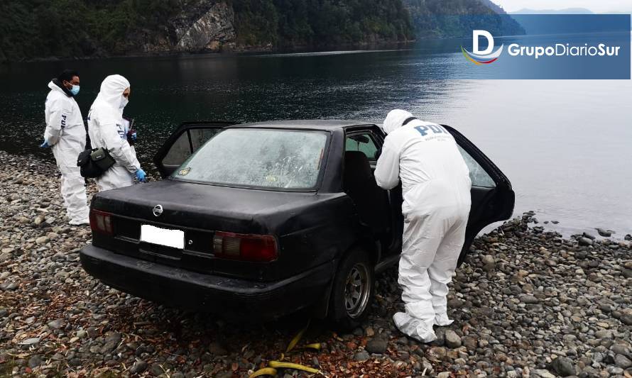 Perito mecánico investiga vehículo que cayó con madre e hijo al lago Maihue