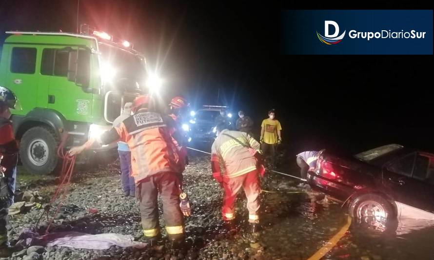 La difícil operación bomberil para sacar automóvil desde el lago Maihue