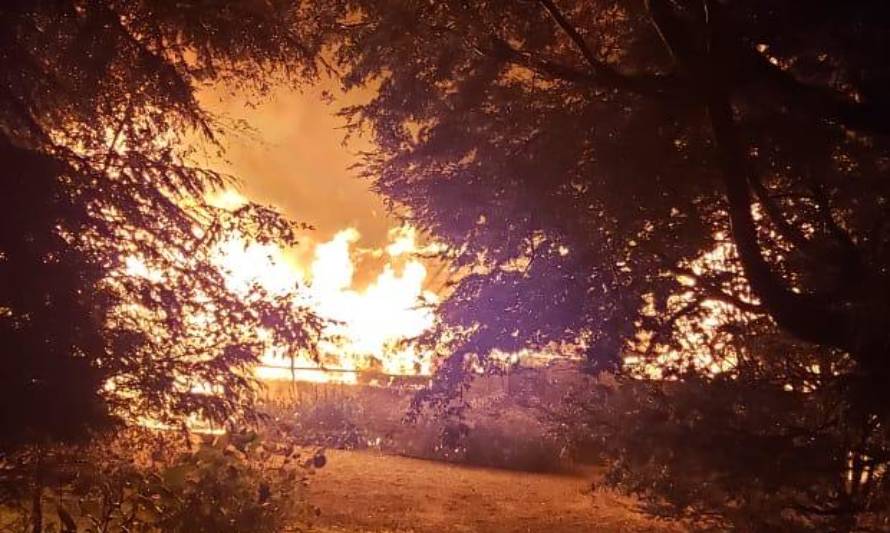 Incendio consumió casa de veraneo en Riñihue