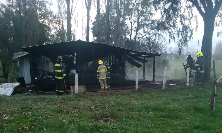 Incendio destruyó vivienda en sector rural de Río Bueno