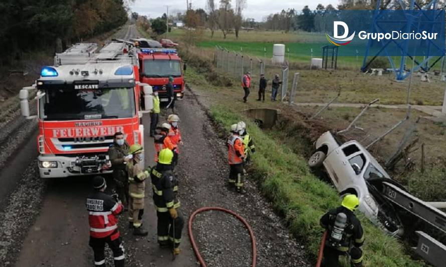 Una camioneta con 2 ocupantes volcó en sector rural de Río Bueno