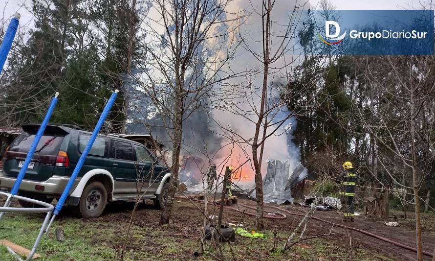 Pérdidas totales y 4 damnificados dejó incendio en Los Lagos