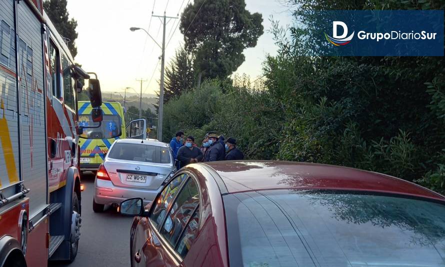 Vehículo volcó en el acceso a Los Lagos