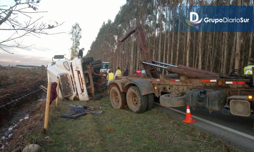 Camión volcó en ruta Reumén-Nontuelá