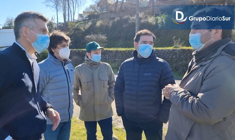 Alcalde Burgos y Director de Obras Portuarias visitaron obras en la costanera de Panguipulli