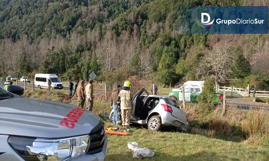 Volcamiento de vehículo con dos personas atrapadas en sector Payahuinte