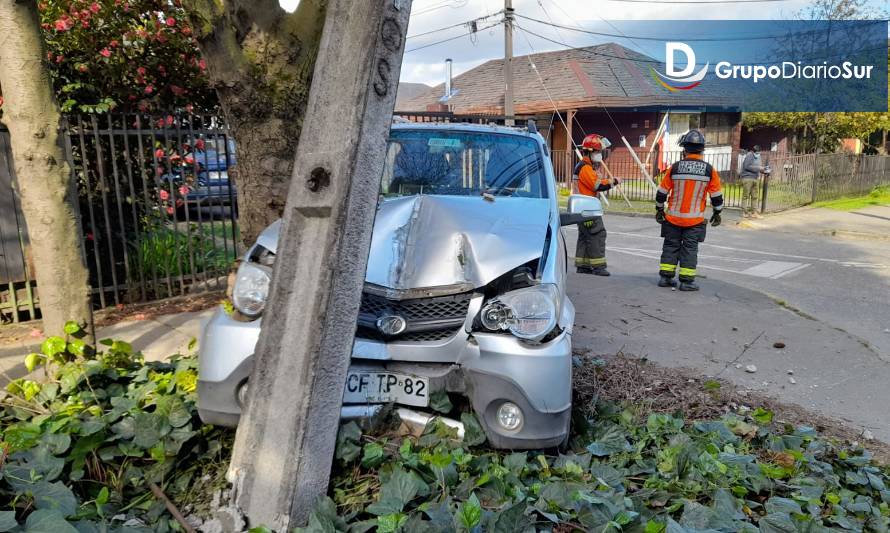 Adulto mayor lesionado tras chocar un poste en Valdivia