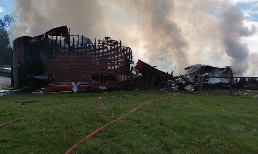 Pérdidas totales tras incendio en conocida ex discoteca de Panguipulli