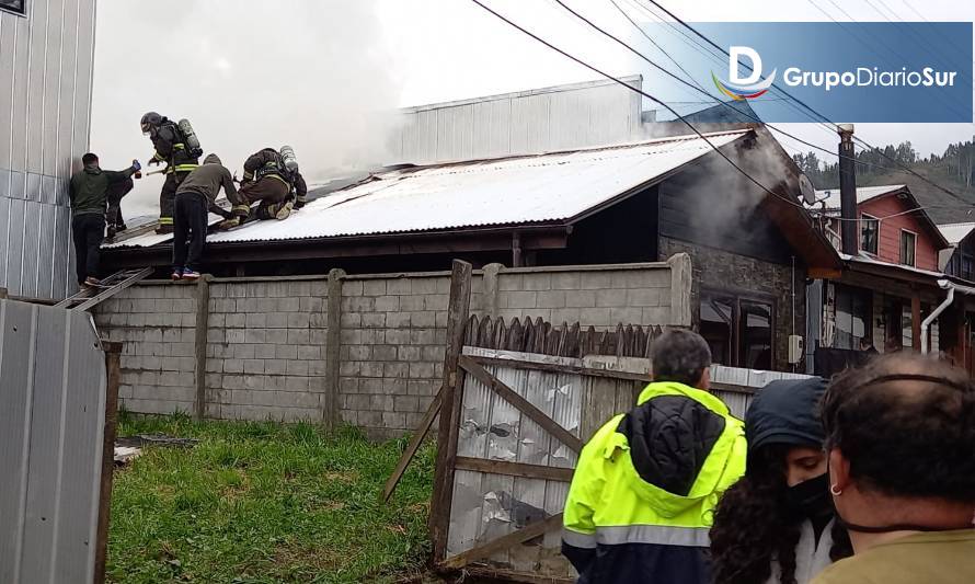 Incendio dejó daños estructurales en vivienda de Los Lagos