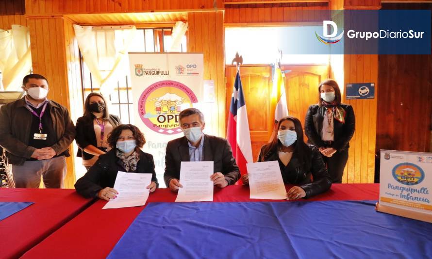 En Panguipulli firman convenio para mejorar políticas de infancia en la comuna