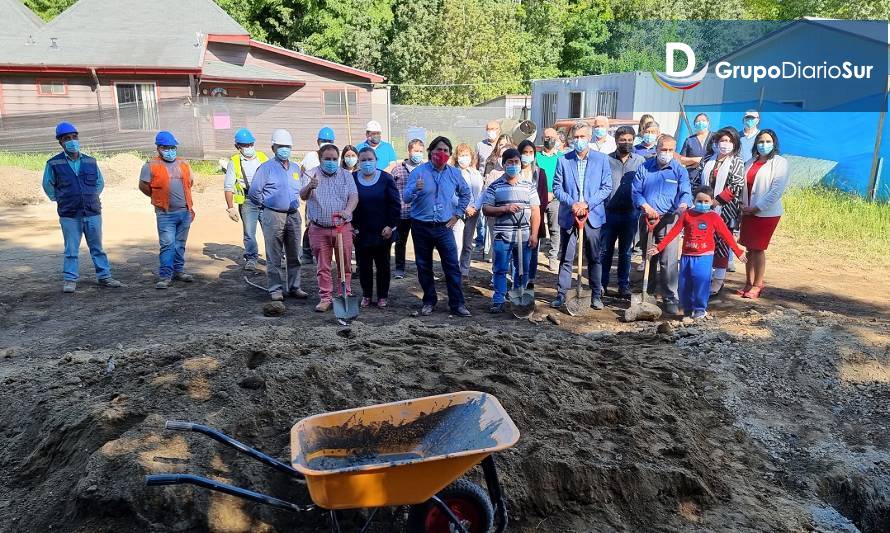 Ponen primera piedra de patio techado en Escuela Rural Bocatoma