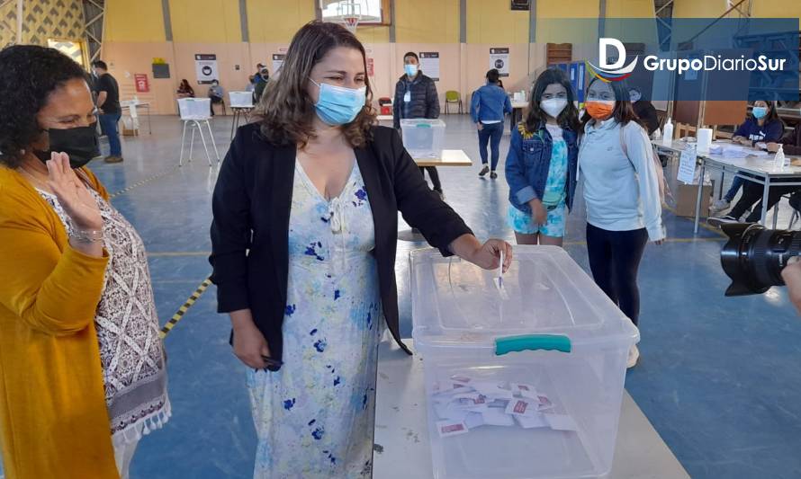 Alcaldesa de Valdivia: "Hay que votar pensando en el futuro, en terminar con el mal Gobierno que hemos tenido"