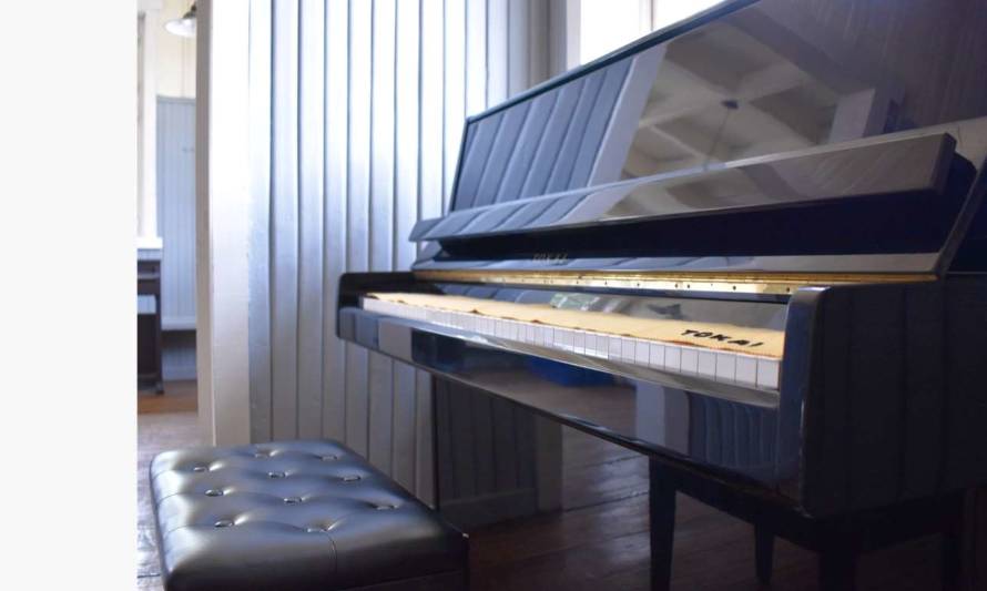 Casona Cultural recibió piano donado por Fundación Notes for Growth