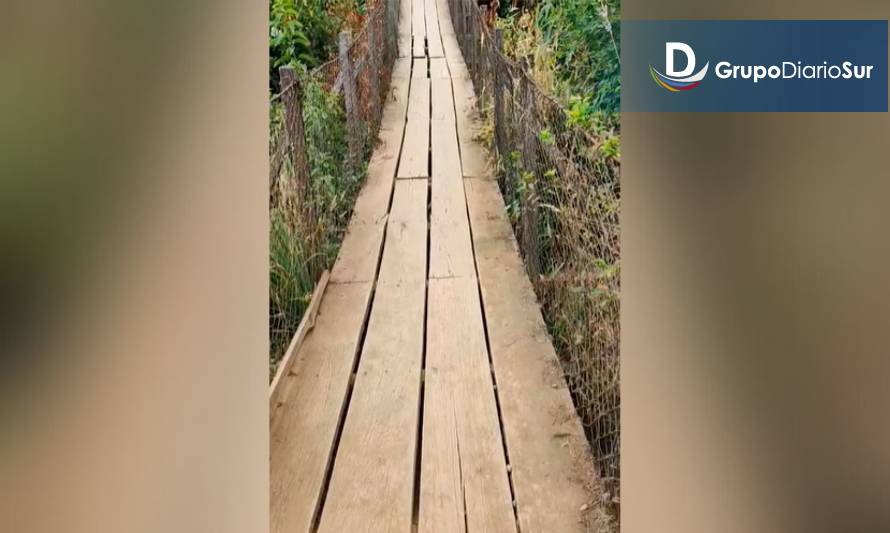 Vecinos de sector rural de Los Lagos acceden a sus hogares por peligrosa pasarela colgante