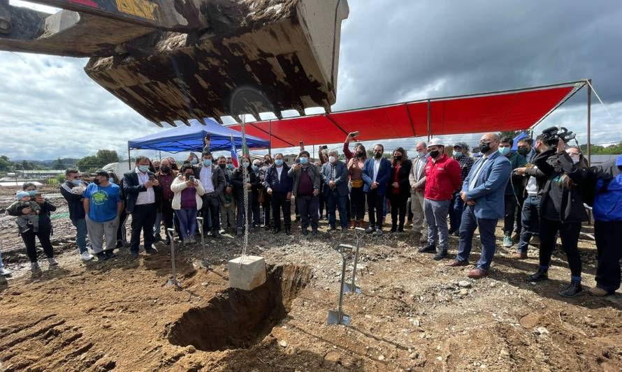 La tradicional ceremonia de primera piedra se efectuó en Los Lagos.