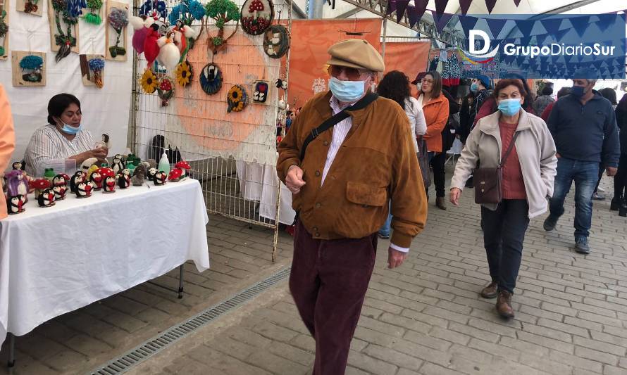 Emprendedoras muestran su arte en paseo peatonal Camilo Henríquez