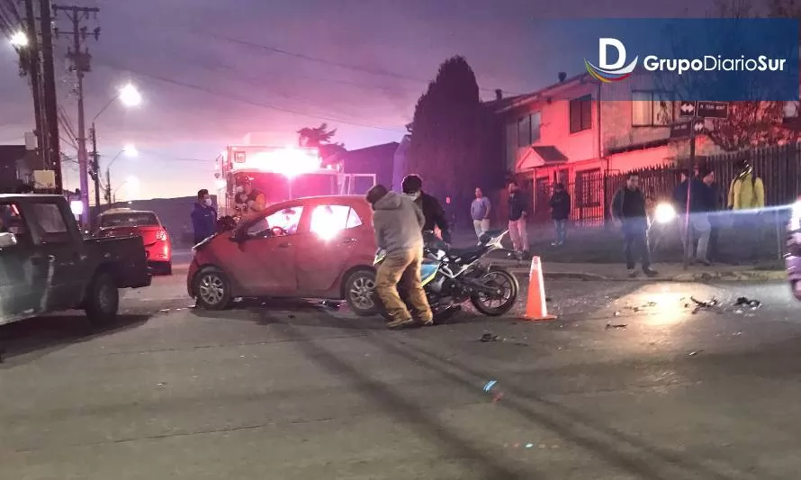 Motociclista lesionado tras colisión en avenida Pedro Montt de Valdivia