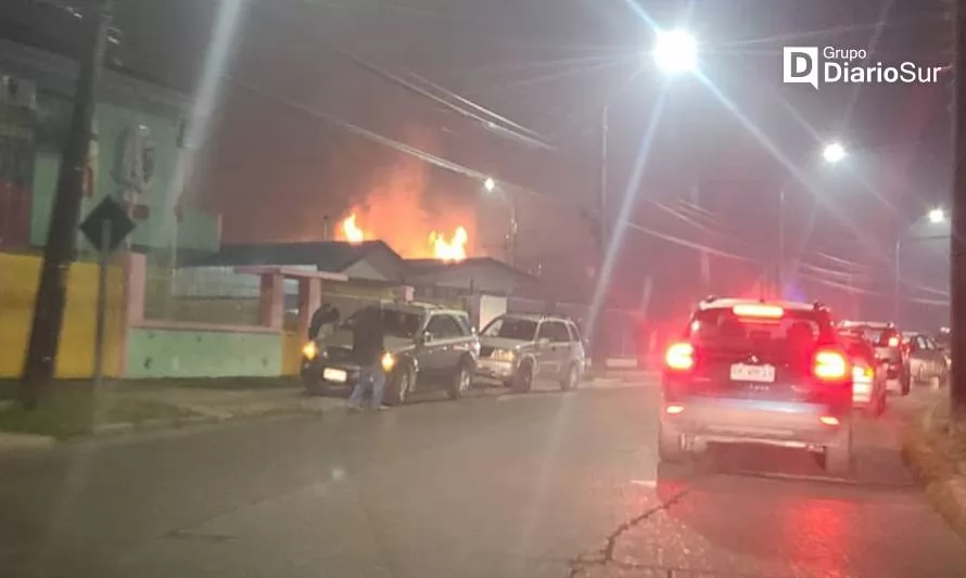 Valdivia: Bomberos movilizados por incendio declarado en calle Aníbal Pinto