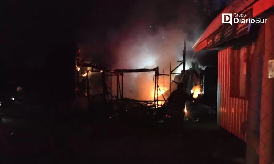 Cinco damnificados dejó incendio en sector Tomén de Los Lagos