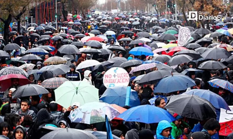 Sindicatos UACh en huelga convocan a la marcha de los paraguas
